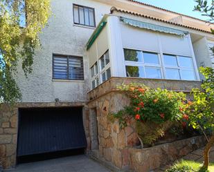 Exterior view of House or chalet for sale in Navalperal de Pinares  with Terrace and Balcony