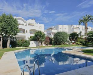 Vista exterior de Apartament de lloguer en Estepona amb Aire condicionat, Terrassa i Piscina