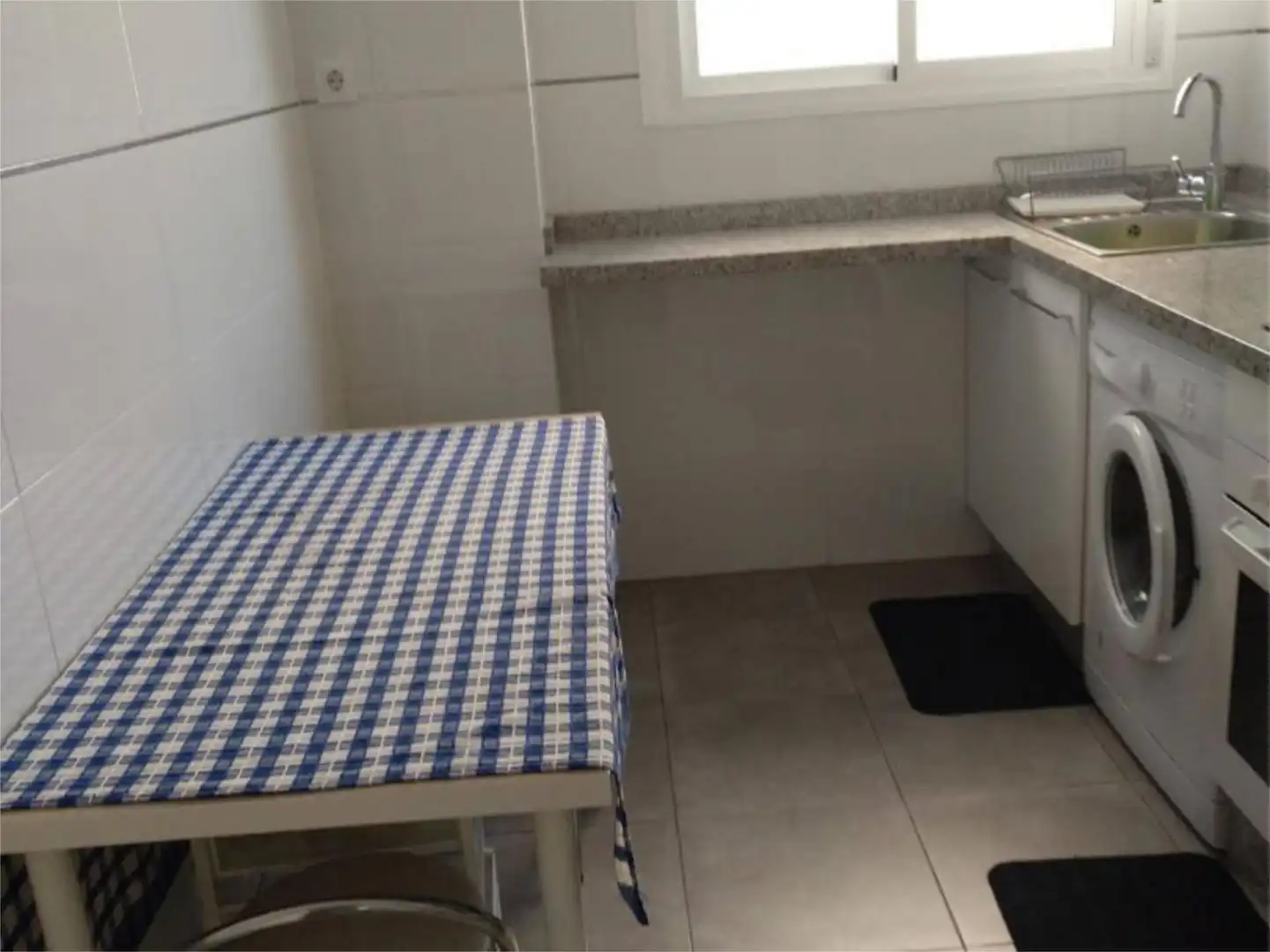 Apartamento de alquiler en Calle Director, Don José Valverde Álvarez, 1, El Pino - Bajo de Guía Cocina de Apartamento de alquiler en Sanlúcar de Barrameda con Aire acondicionado, Amueblado y Parking comunitario