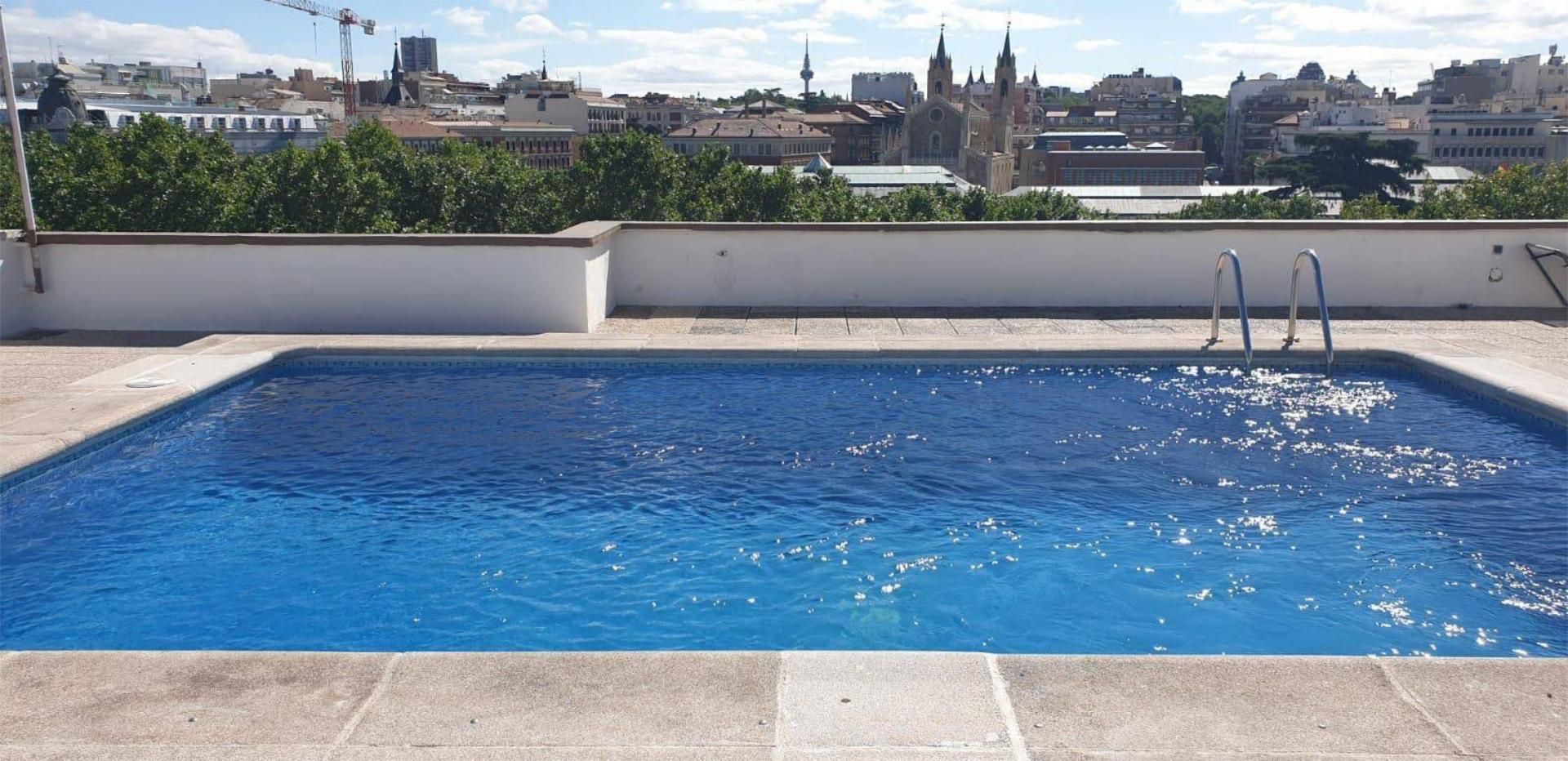 Swimming pool of Flat for sale in  Madrid Capital  with Air Conditioner, Heating and Terrace