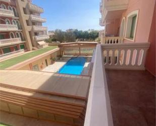 Piscina de Apartament de lloguer en Roquetas de Mar amb Terrassa i Piscina