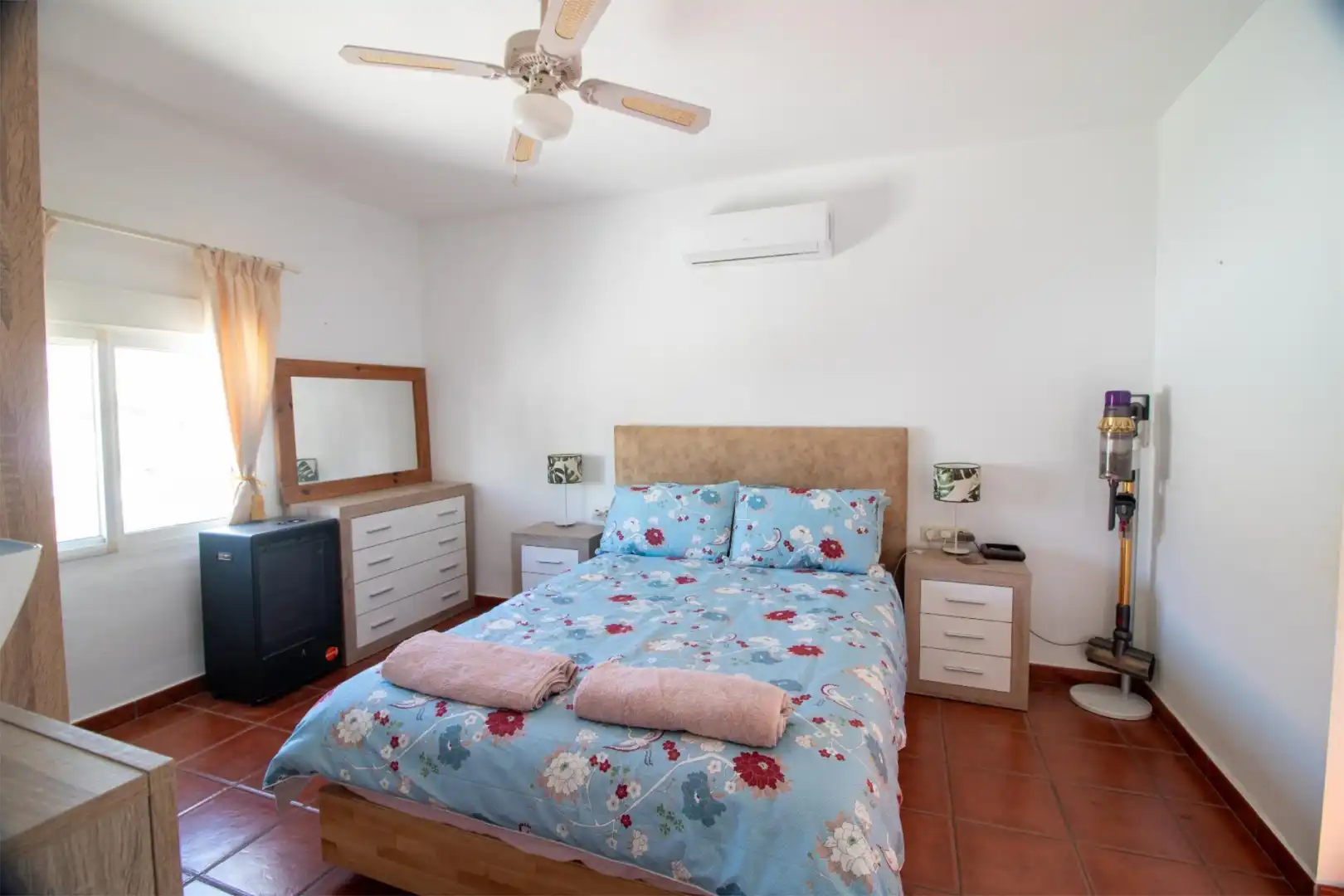 Casa adosada en venda a Travesía Chorro Bermejo, 2, Álora Dormitori de Casa adosada en venda en Álora amb Aire condicionat, Calefacció i Jardí privat