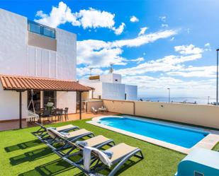 Vista exterior de Casa o xalet en venda en Candelaria amb Aire condicionat, Terrassa i Piscina