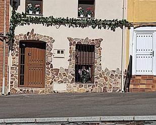 Vista exterior de Casa adosada en venda en Deleitosa amb Calefacció, Jardí privat i Terrassa