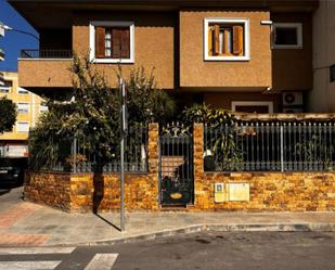 Vista exterior de Casa adosada en venda en Almoradí amb Aire condicionat, Terrassa i Balcó