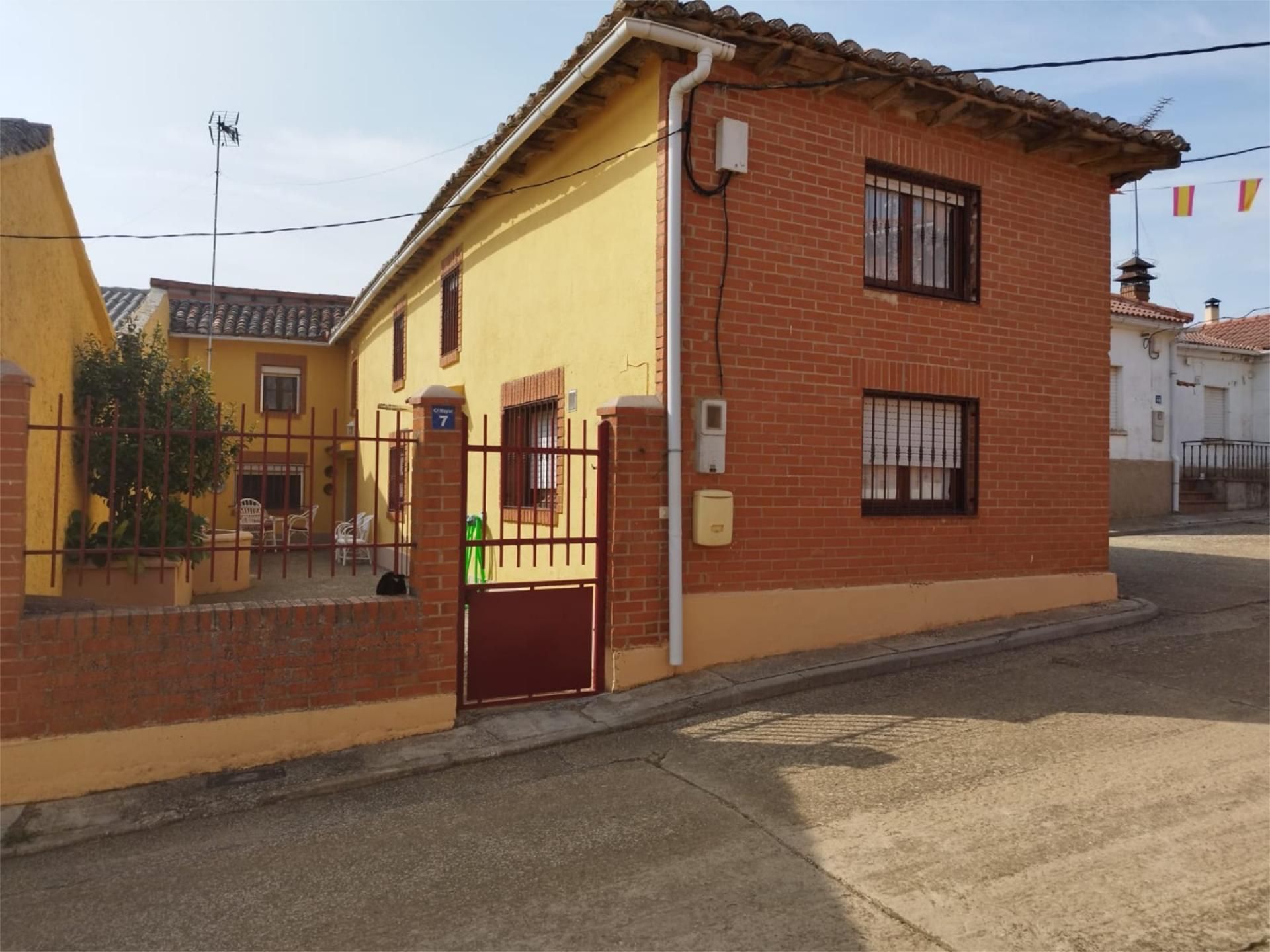Vista exterior de Pis en venda en Saldaña amb Jardí privat, Parquet i Moblat