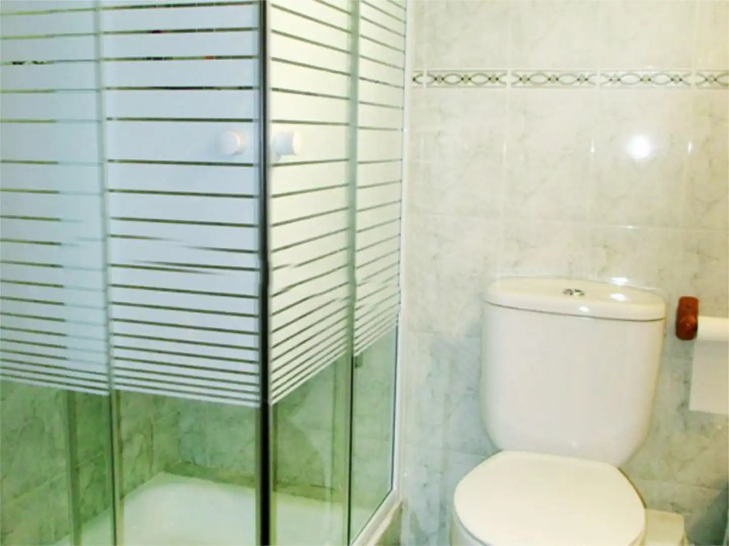 Bathroom of Flat for share in Sevilla  with Air Conditioner, Heating and Private garden