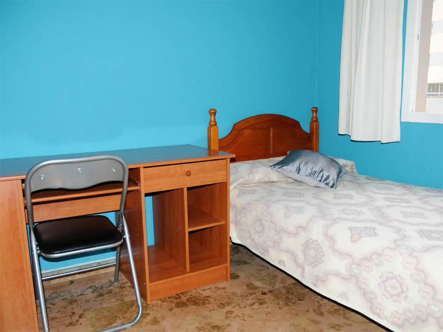 Bedroom of Flat for share in Sevilla  with Air Conditioner, Heating and Private garden