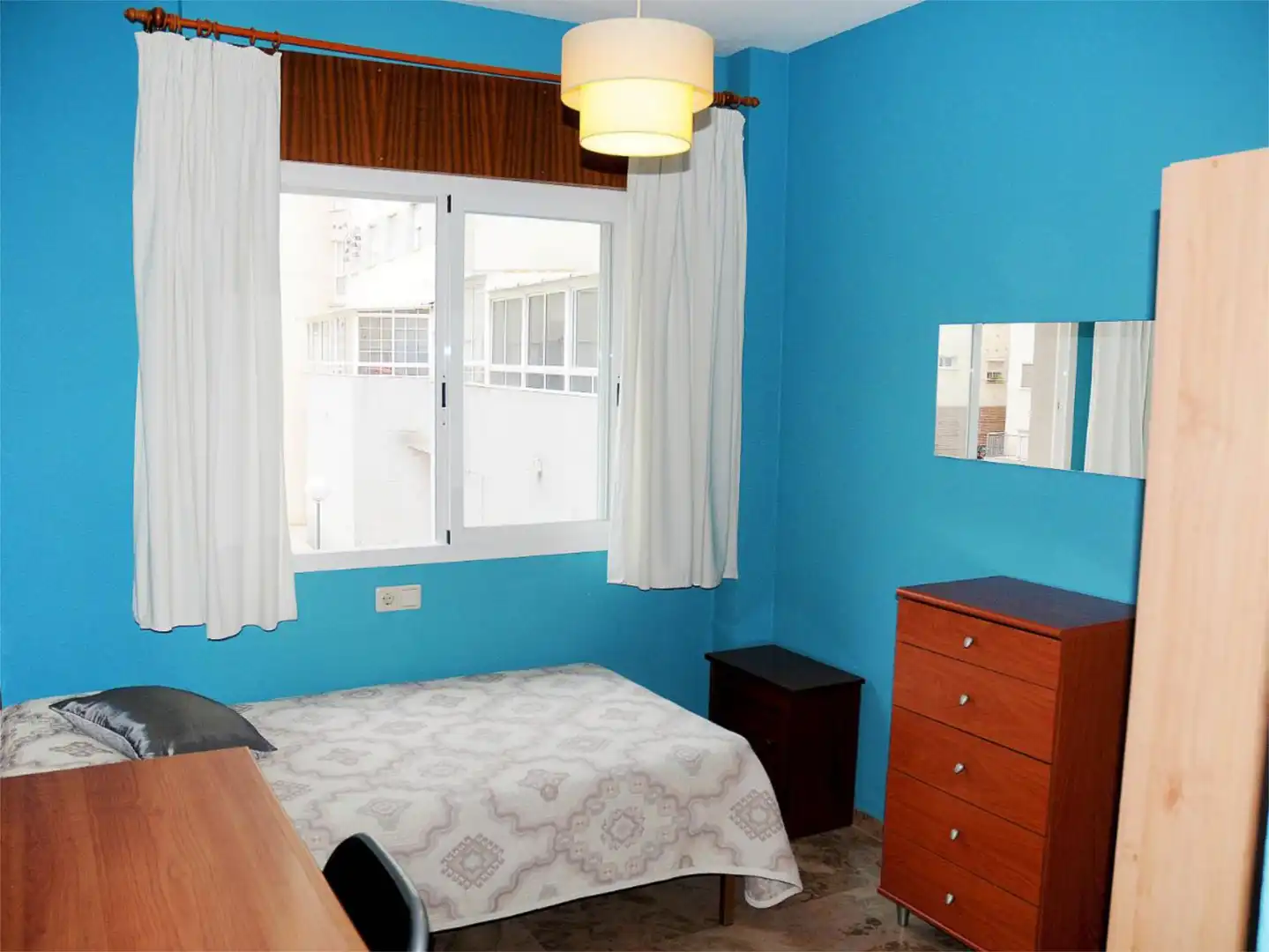 Bedroom of Flat for share in Sevilla  with Air Conditioner, Heating and Private garden