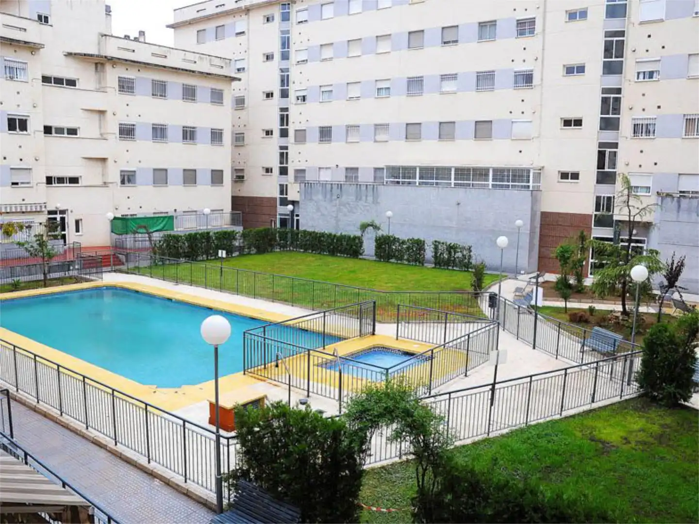 Swimming pool of Flat for share in Sevilla  with Air Conditioner, Heating and Private garden