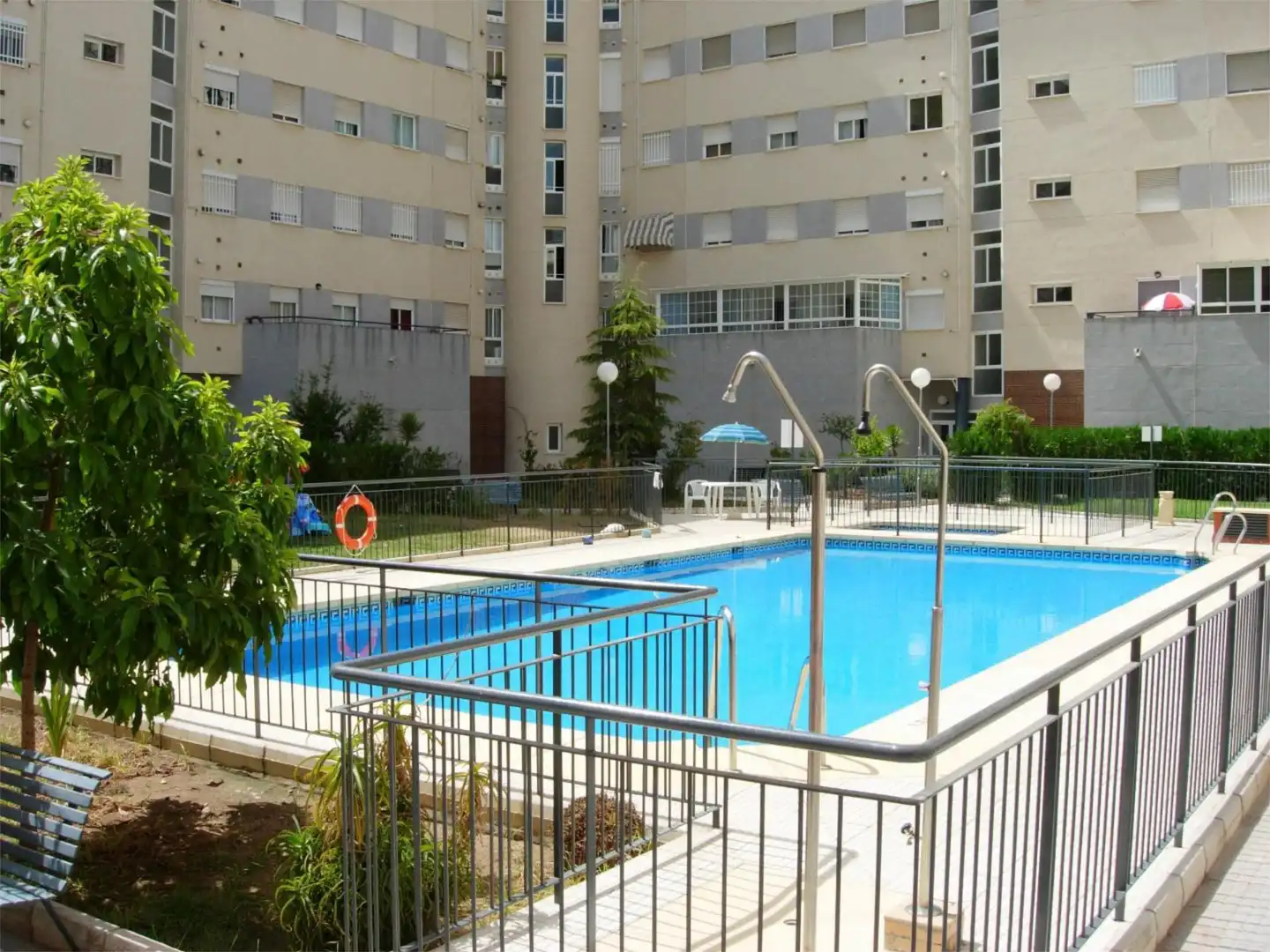 Swimming pool of Flat for share in Sevilla  with Air Conditioner, Heating and Private garden