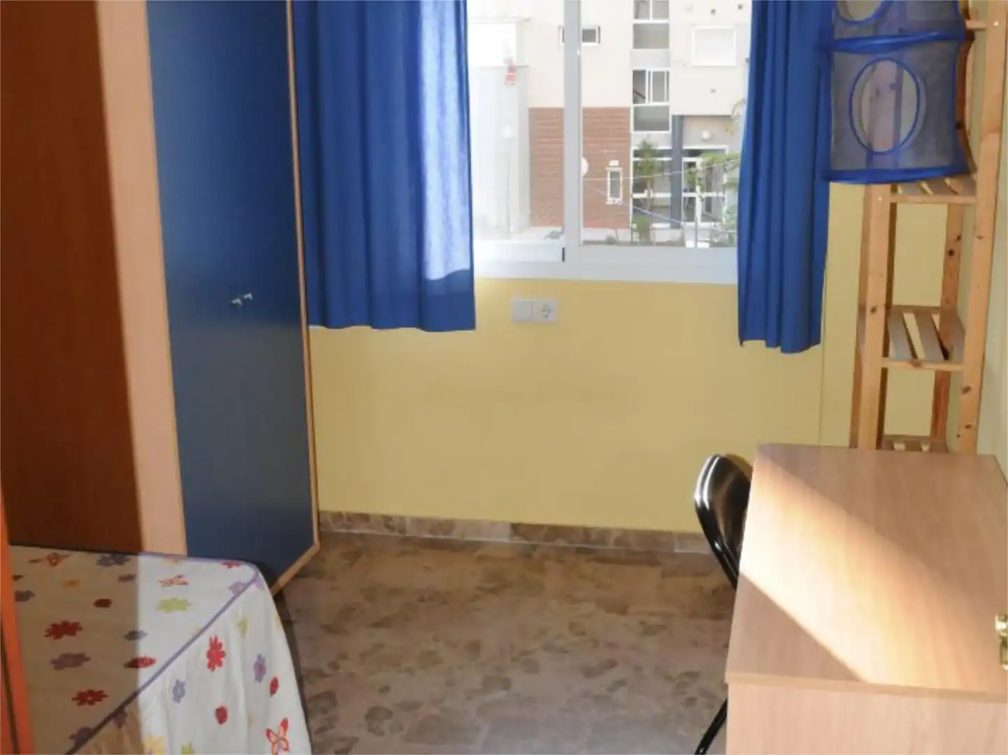 Bedroom of Flat for share in Sevilla  with Air Conditioner, Heating and Private garden