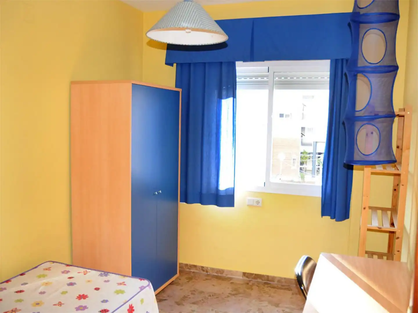 Bedroom of Flat for share in Sevilla  with Air Conditioner, Heating and Private garden