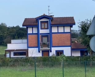 Vista exterior de Casa adosada en venda en Gamiz-Fika amb Terrassa i Balcó