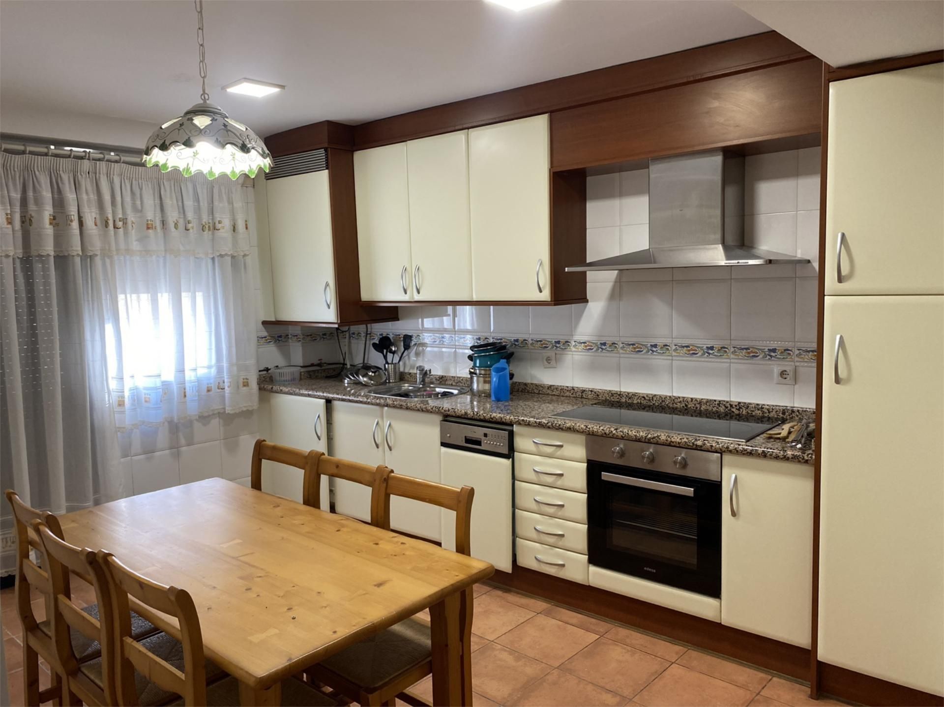 Cocina de Piso de alquiler en Cuenca Capital con Calefacción, Parquet y Amueblado