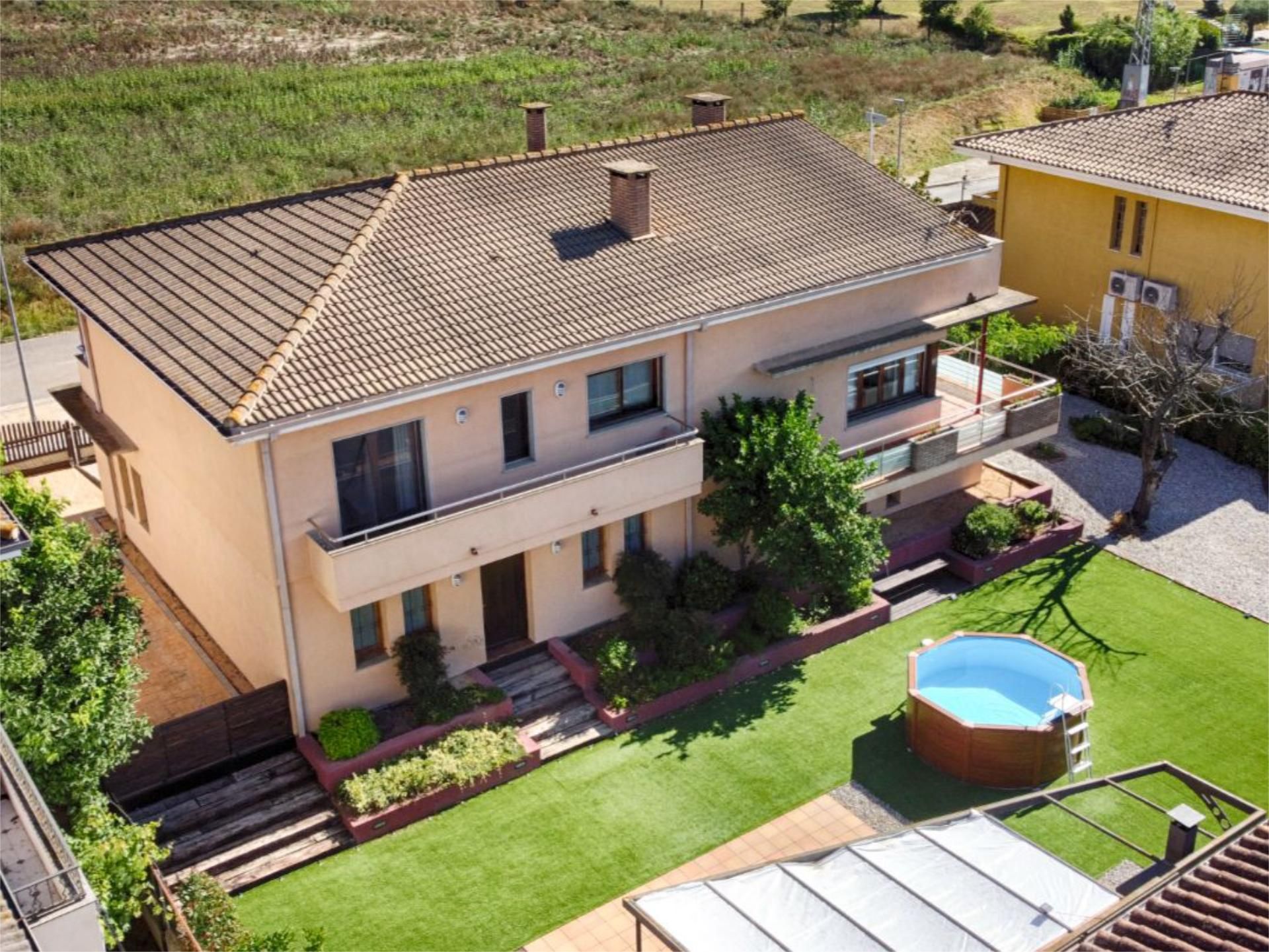 Vista exterior de Casa o xalet en venda en Porqueres amb Aire condicionat, Terrassa i Piscina