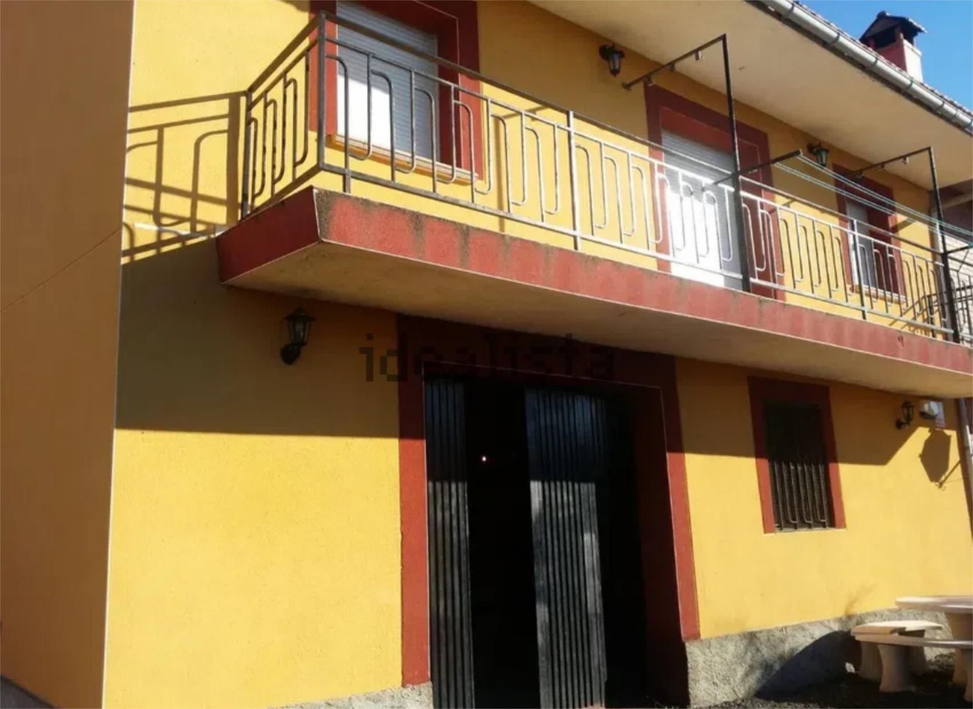 Exterior view of Single-family semi-detached for sale in Villanueva de Ávila