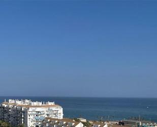 Vista exterior de Àtic de lloguer en Estepona amb Aire condicionat, Terrassa i Balcó