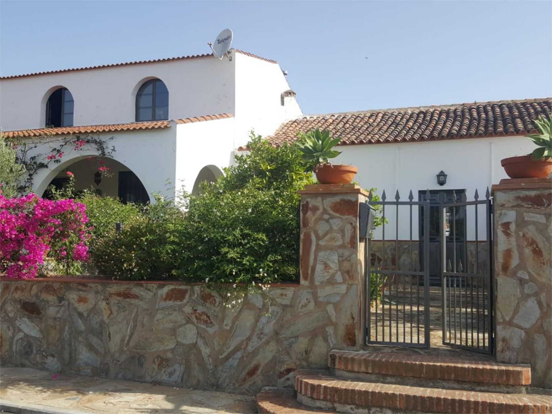 Vista exterior de Casa o xalet en venda en Puebla de Guzmán amb Jardí privat, Traster i Moblat
