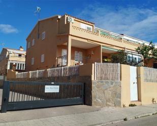 Vista exterior de Casa adosada en venda en Benicasim / Benicàssim amb Aire condicionat, Terrassa i Piscina