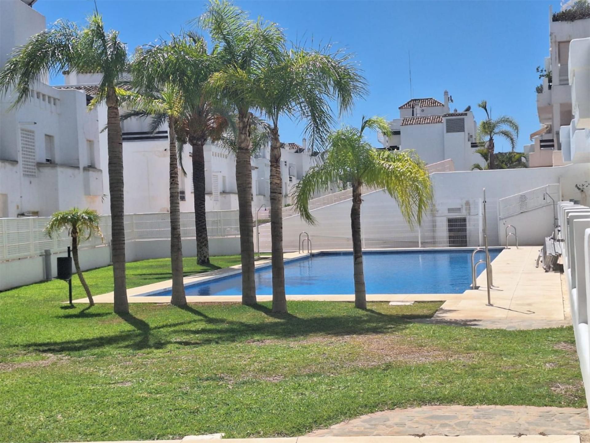 Swimming pool of Flat to rent in Estepona