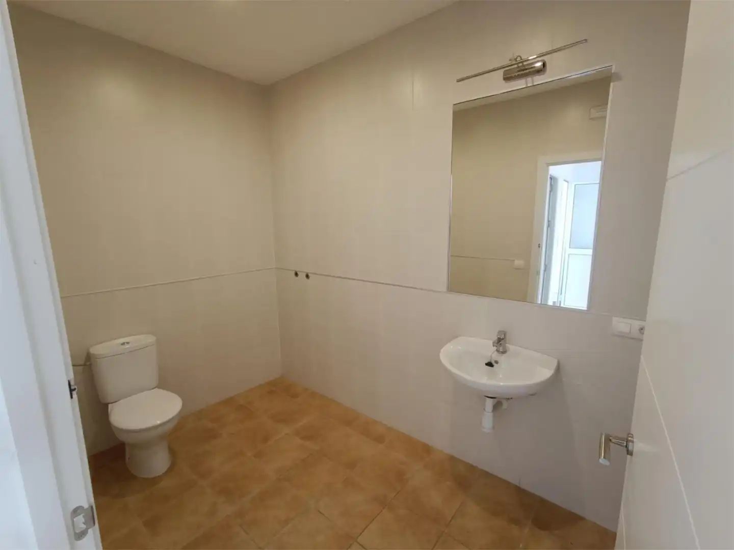 Badezimmer von Geschaftsraum zur Miete in Fuentes de Andalucía