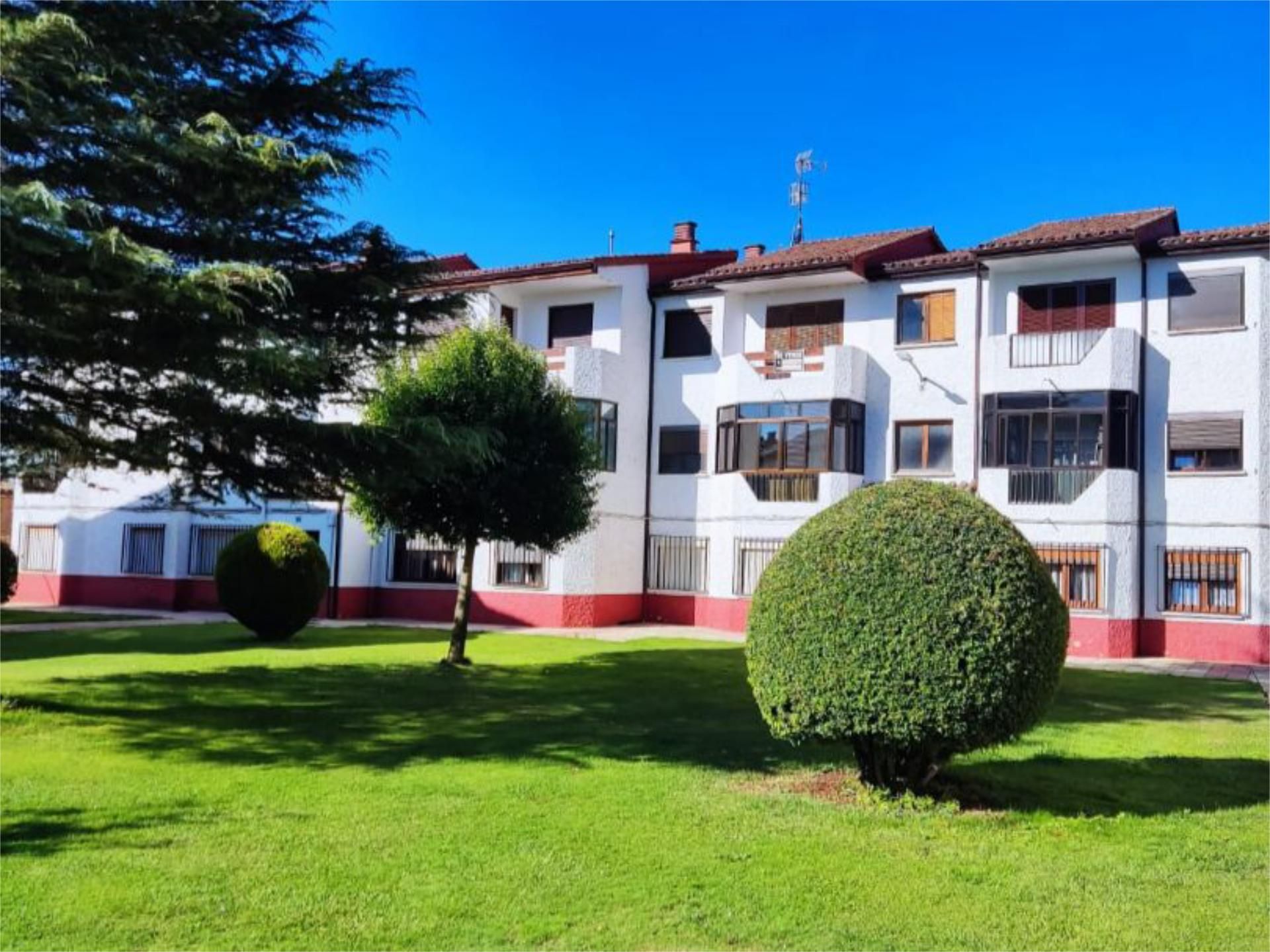 Vista exterior de Apartament en venda en Villada amb Jardí privat, Terrassa i Moblat