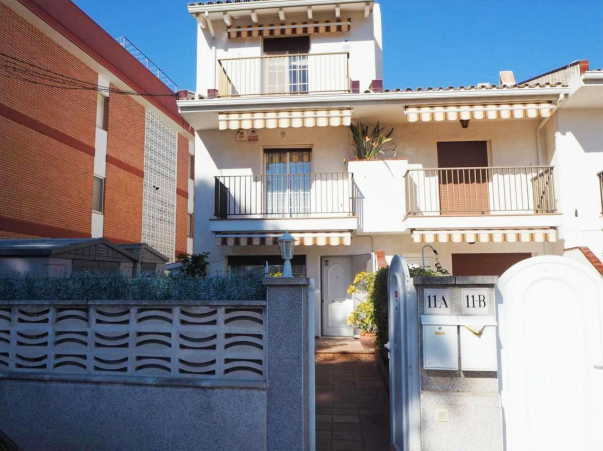 Vista exterior de Casa adosada en venda en Cubelles amb Aire condicionat, Terrassa i Balcó