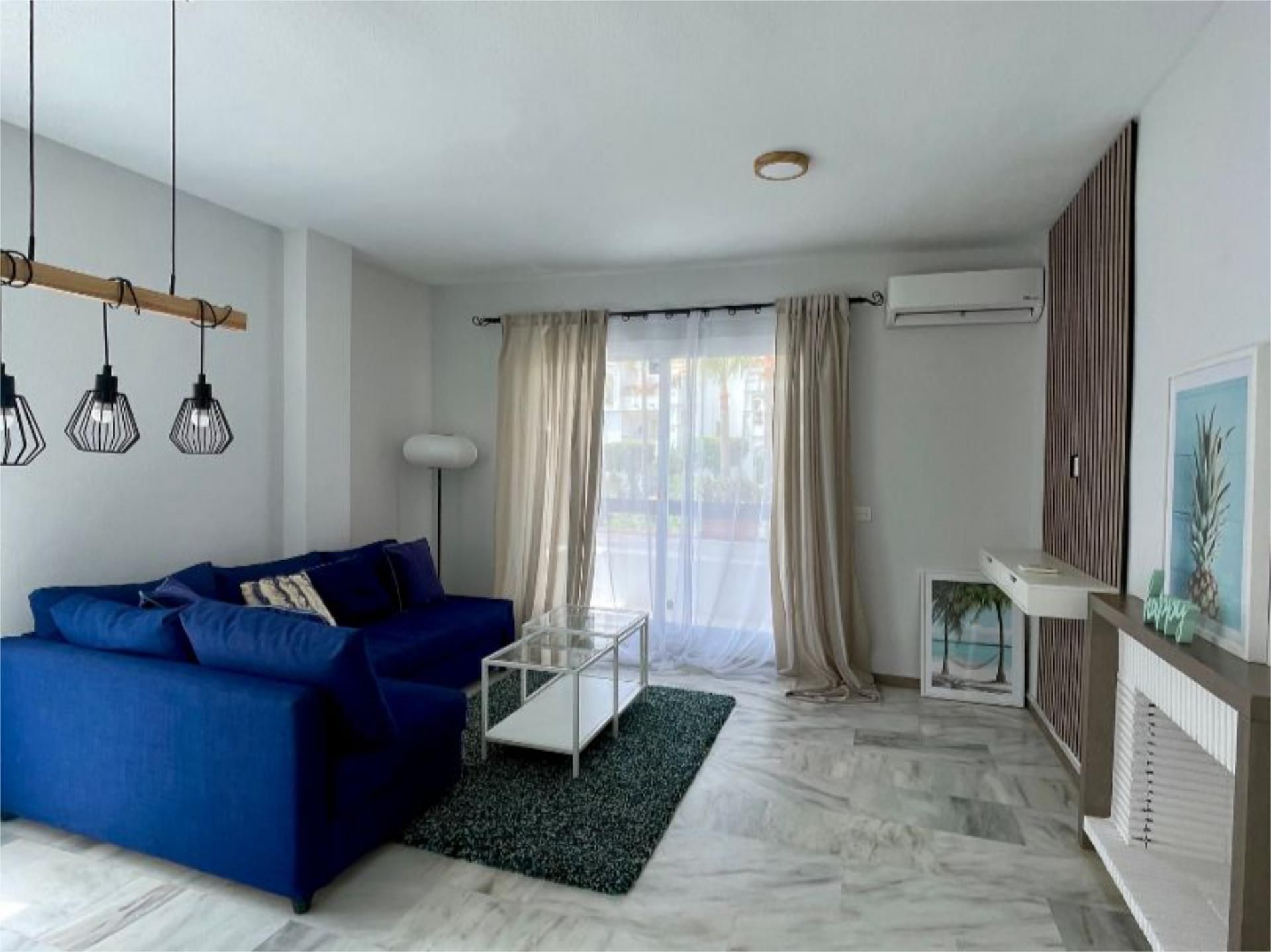 Sala d'estar de Pis en venda en Mijas amb Aire condicionat, Jardí privat i Terrassa