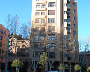 Vista exterior de Pis de lloguer en  Zaragoza Capital amb Terrassa, Piscina i Balcó