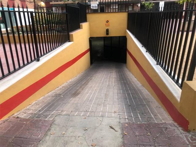 Garaje en Alquiler en Calle el Nogal, 13 en Santa Rosa - Valdeolleros