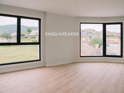 Living room of Flat for sale in Vigo   with Heating, Private garden and Parquet flooring