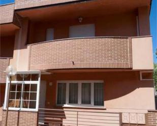 Exterior view of Single-family semi-detached for sale in Salamanca Capital  with Terrace and Swimming Pool