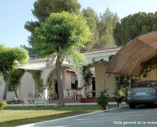 Vista exterior de Casa o xalet en venda en Utrera amb Aire condicionat, Terrassa i Piscina