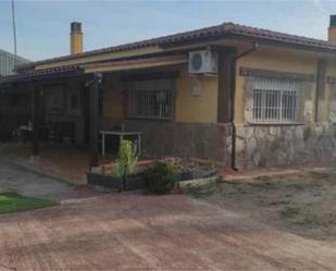 Exterior view of Single-family semi-detached for sale in Talavera de la Reina  with Private garden, Storage room and Swimming Pool