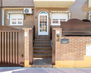 Vista exterior de Casa o xalet en venda en Alcalá de Henares amb Aire condicionat i Terrassa