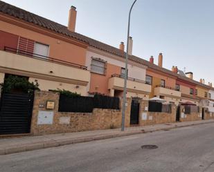 Vista exterior de Casa adosada en venda en Montequinto amb Aire condicionat i Terrassa