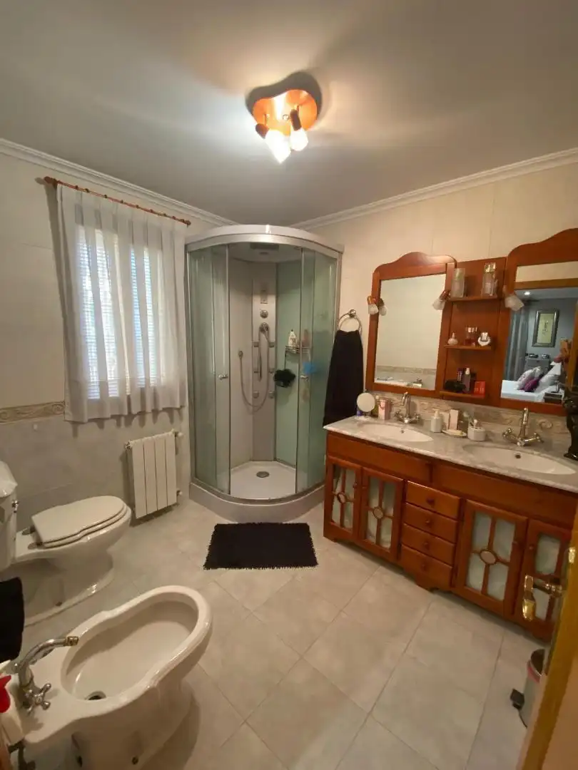 Houses for sale in Carrer de Vicent Pallardó, 25, Zona Avenida Alta - Auditorio Bathroom of Houses for sale in Torrent with Air Conditioner, Terrace and Swimming Pool