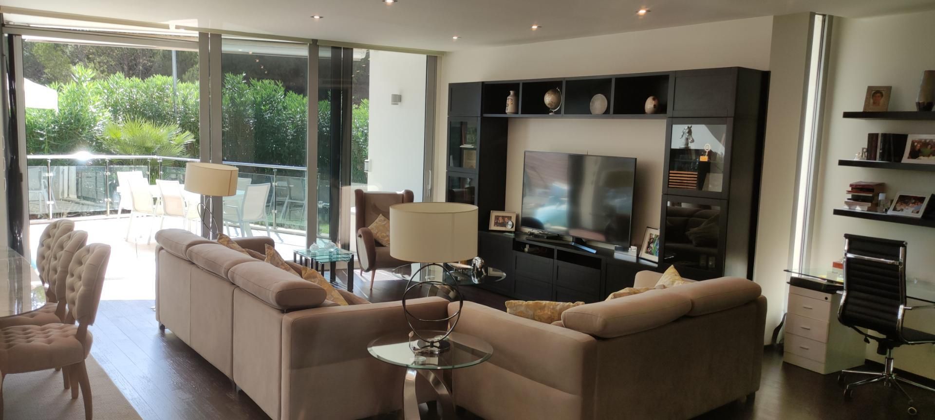 Sala d'estar de Casa adosada en venda en Marbella amb Aire condicionat, Terrassa i Piscina