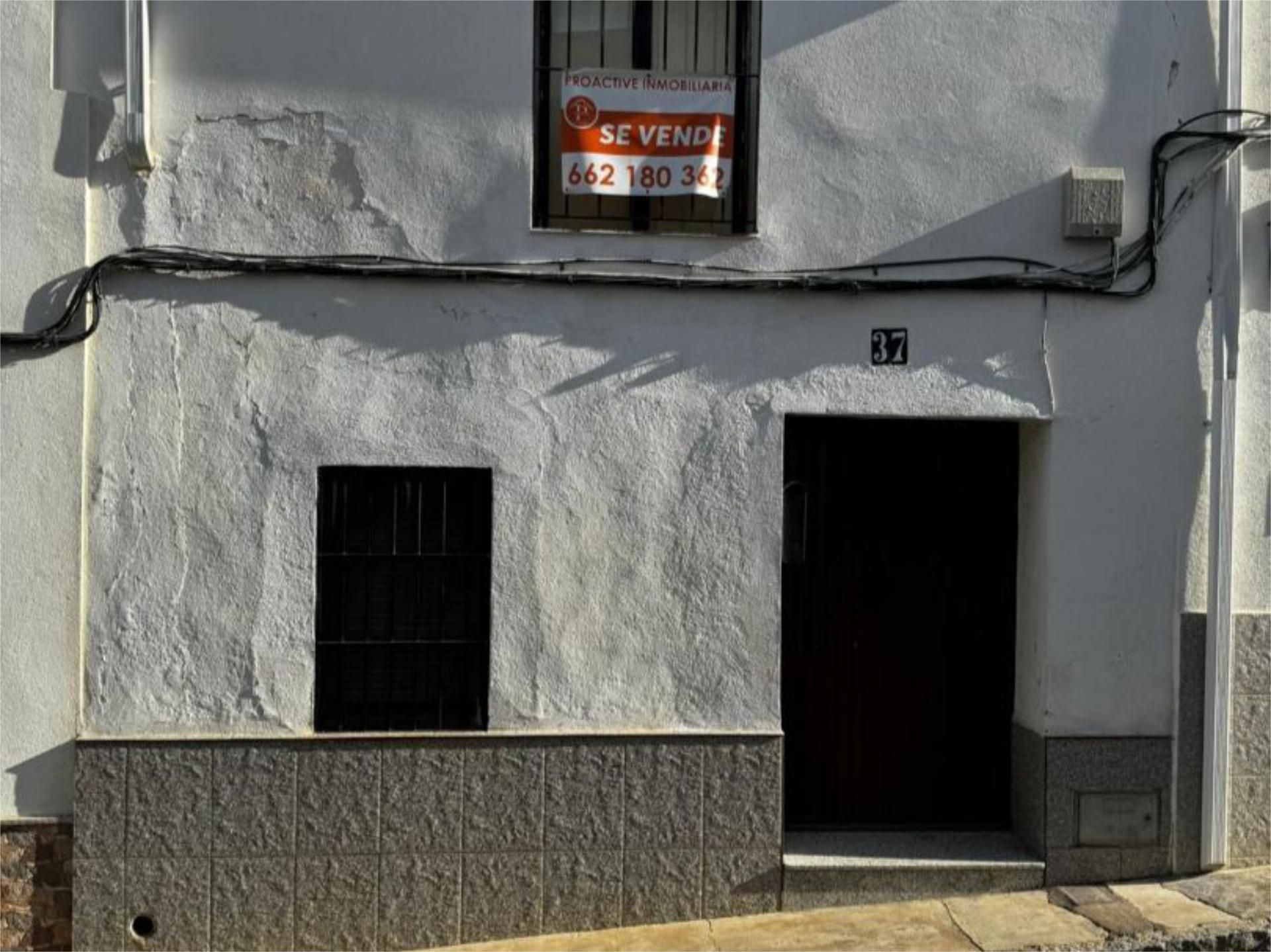 Vista exterior de Casa adosada en venda en Cabeza del Buey amb Terrassa i Moblat
