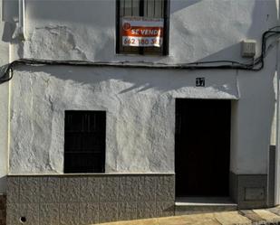 Vista exterior de Casa adosada en venda en Cabeza del Buey amb Terrassa i Moblat