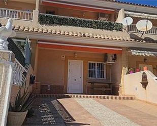 Vista exterior de Casa adosada de lloguer en Torrevieja amb Aire condicionat, Terrassa i Piscina