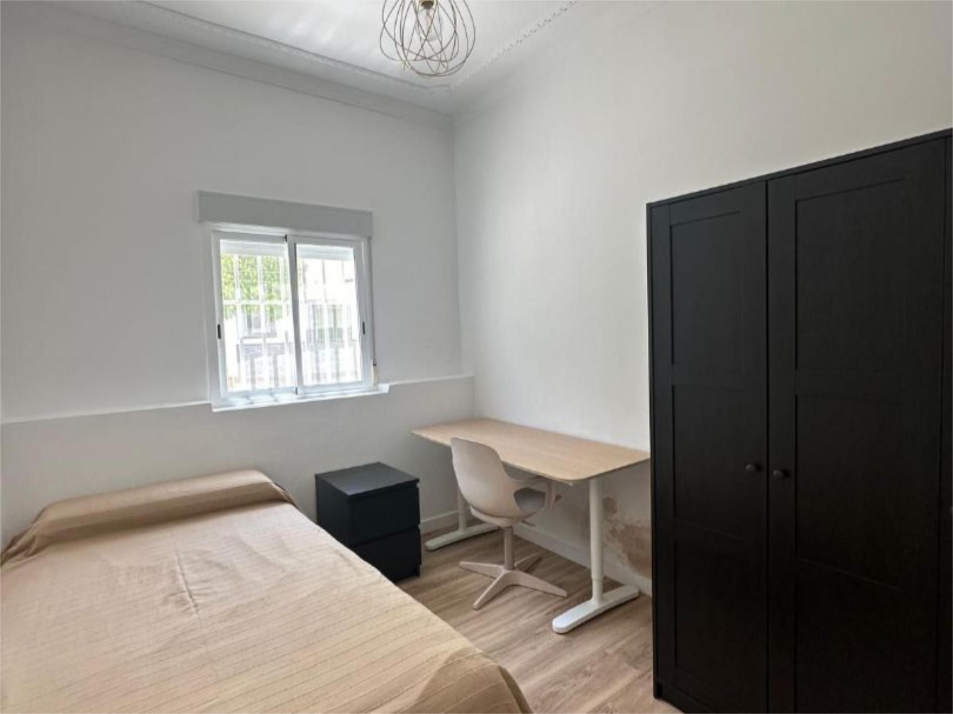 Bedroom of Flat to share in Jerez de la Frontera  with Air Conditioner, Heating and Parquet flooring
