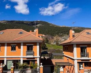 Vista exterior de Casa o xalet en venda en San Lorenzo de El Escorial amb Aire condicionat, Terrassa i Piscina