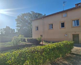 Vista exterior de Casa adosada en venda en Tosantos