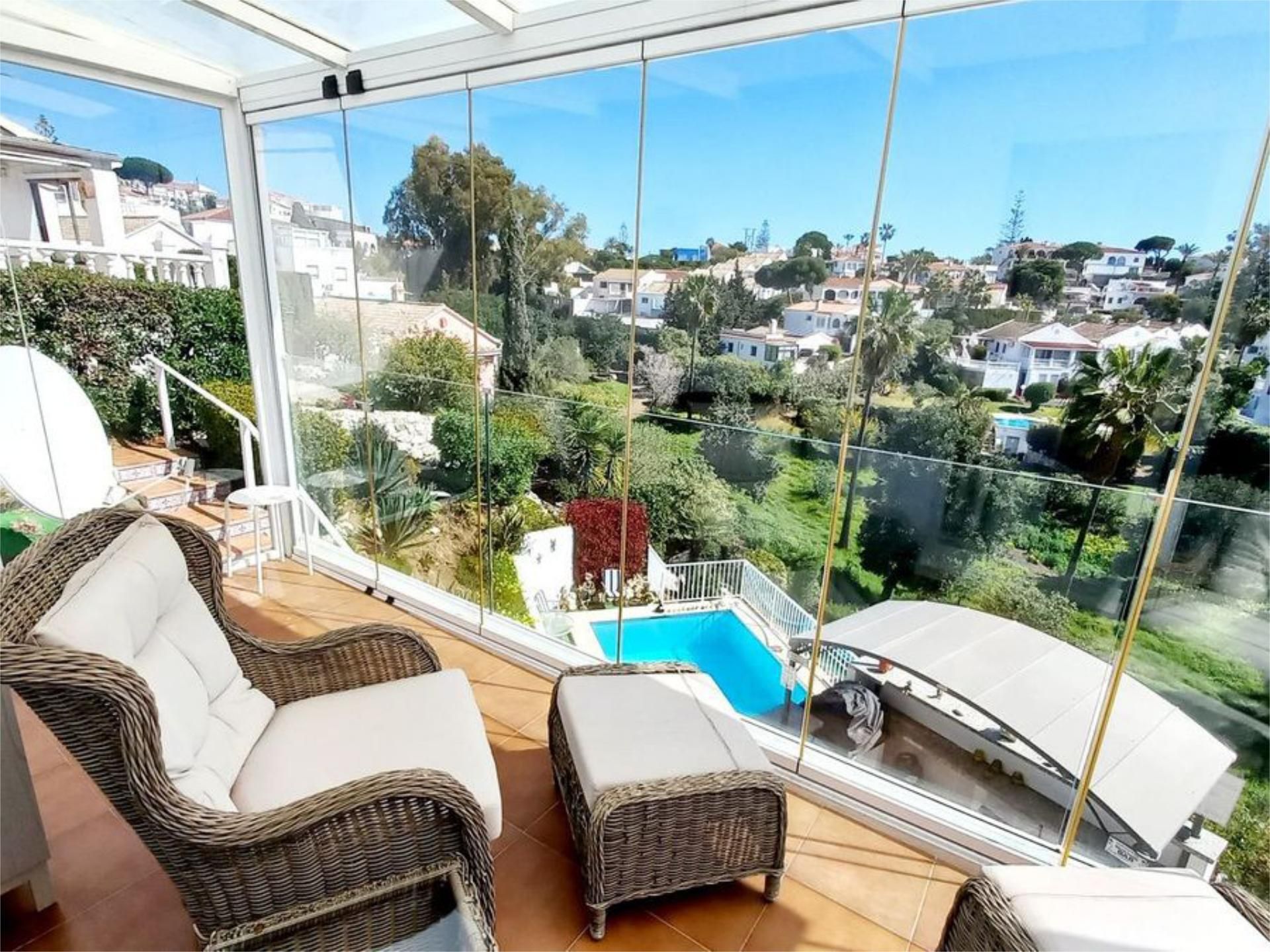 Vista exterior de Casa o xalet en venda en Mijas amb Aire condicionat, Terrassa i Piscina