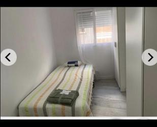 Bedroom of Flat to share in Burjassot  with Air Conditioner and Balcony