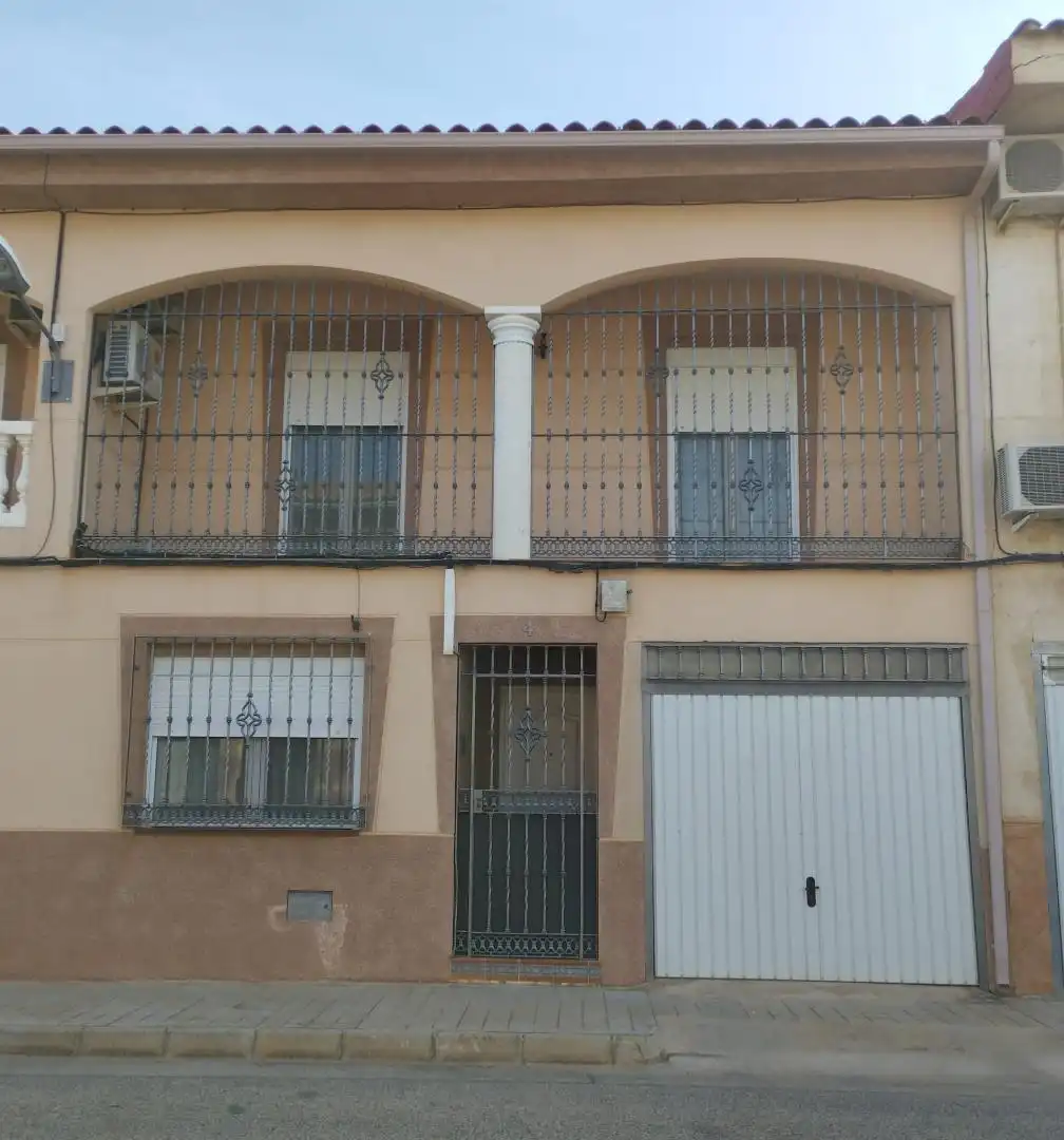 Casa adosada en venta en Calle Progreso, Manzanares Vista exterior de Casa adosada en venta en Manzanares con Aire acondicionado, Calefacción y Terraza
