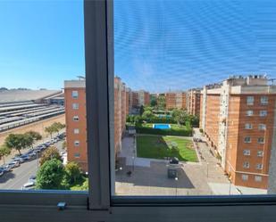 Vista exterior de Pis de lloguer en  Sevilla Capital amb Aire condicionat i Piscina