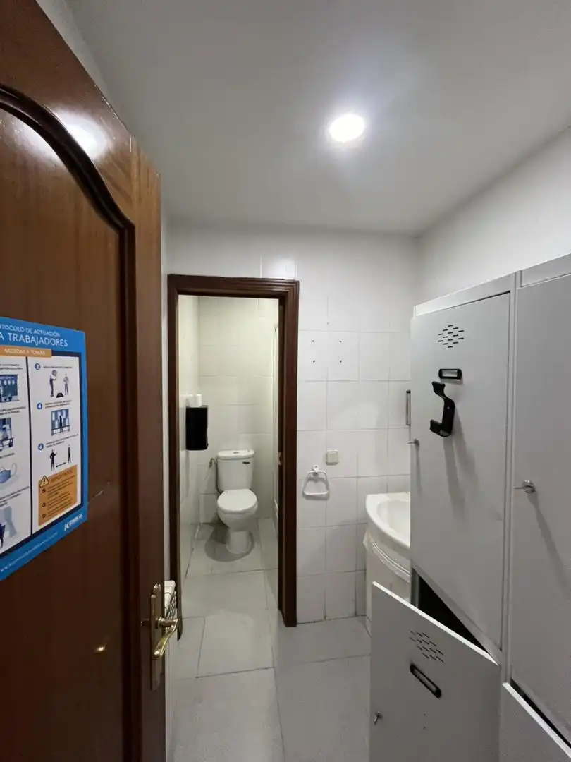 Baño de Local de alquiler en Madrid con Aire acondicionado